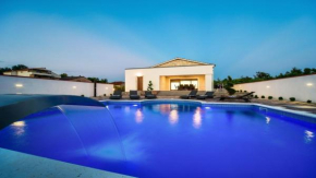 Villa Mary with pool and sauna, near the town Nin